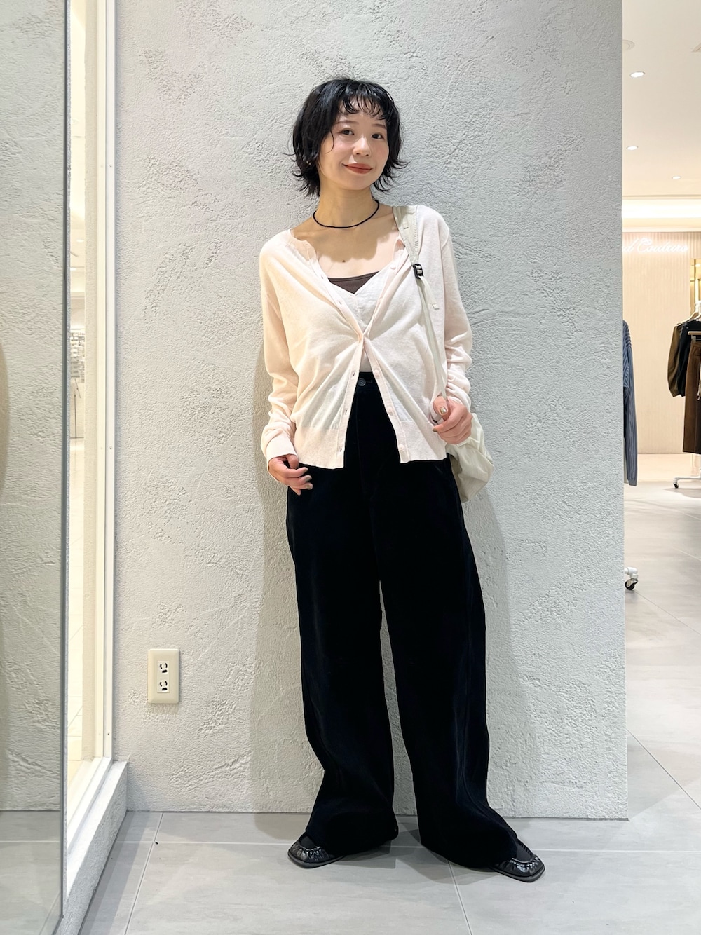 ブラック系のローファー、ブラック系のその他パンツ、ブラウン系のキャミソールを着用したレディースの夏コーディネートの1枚目の写真