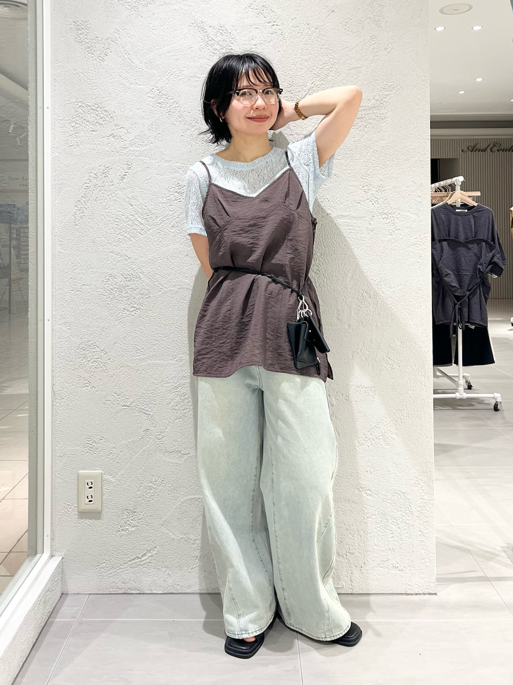 ブラック系のサンダル、ブルー系のデニムパンツ、ブルー系のTシャツ/カットソーを着用したレディースの夏コーディネートの1枚目の写真