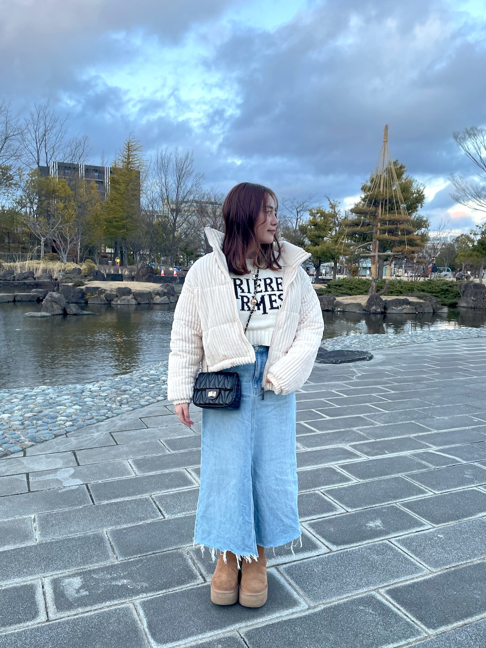 デニムスカートを使った「UGGムートン」の人気ファッション