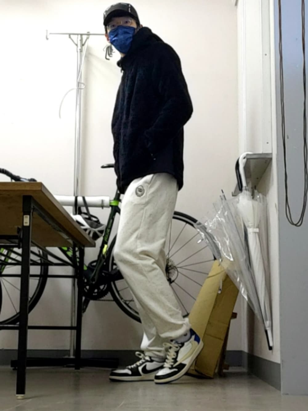 「大学生、ストリート、スニーカー、スニーカー好きと繋がりたい、白パンツ、キャップ、AIR JORDAN」｜「AIR JORDANのアイテム（スニーカー、ブルー系）」を使った、かわアツ(脱もやし)さん（メンズ・182cm）の秋コーディネートの1枚目の写真