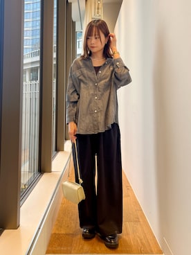 「URBAN RESEARCH DOORS（アーバンリサーチドアーズ）のシアーデニムシャツ｜春服/羽織り/日除け/カジュアル/通勤（シャツ/ブラウス、ブラック系）」を使った、miiihoさん（レディース・152cm）の春コーディネート