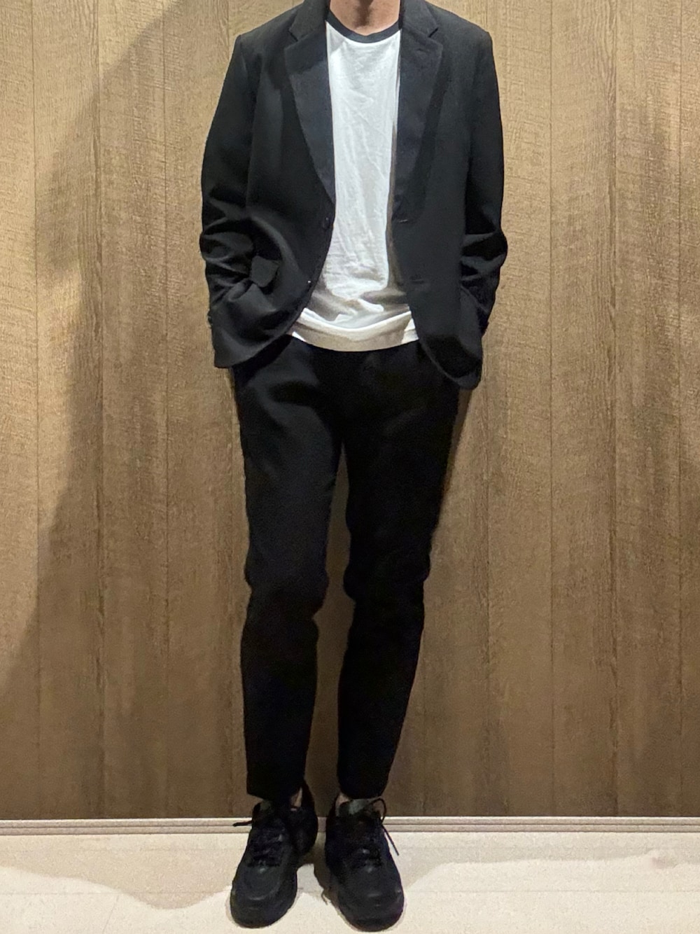 「セットアップ、黒セットアップ、Tシャツ、白Tシャツ、スニーカー、黒スニーカー、UNITED TOKYO、adidas、NEWBALANCE、秋コーデ、綺麗めコーデ、モノトーン、モノトーンコーデ、セットアップコーデ」｜「UNITED TOKYOのマルチファンクションセットアップ ジャケット&スラックス｜【セットアップ販売】/ストレッチ/防シワ/ウォッシャブル（セットアップ、ブラック系）」を使った、サッカーさん（メンズ・175cm）の秋コーディネートの1枚目の写真