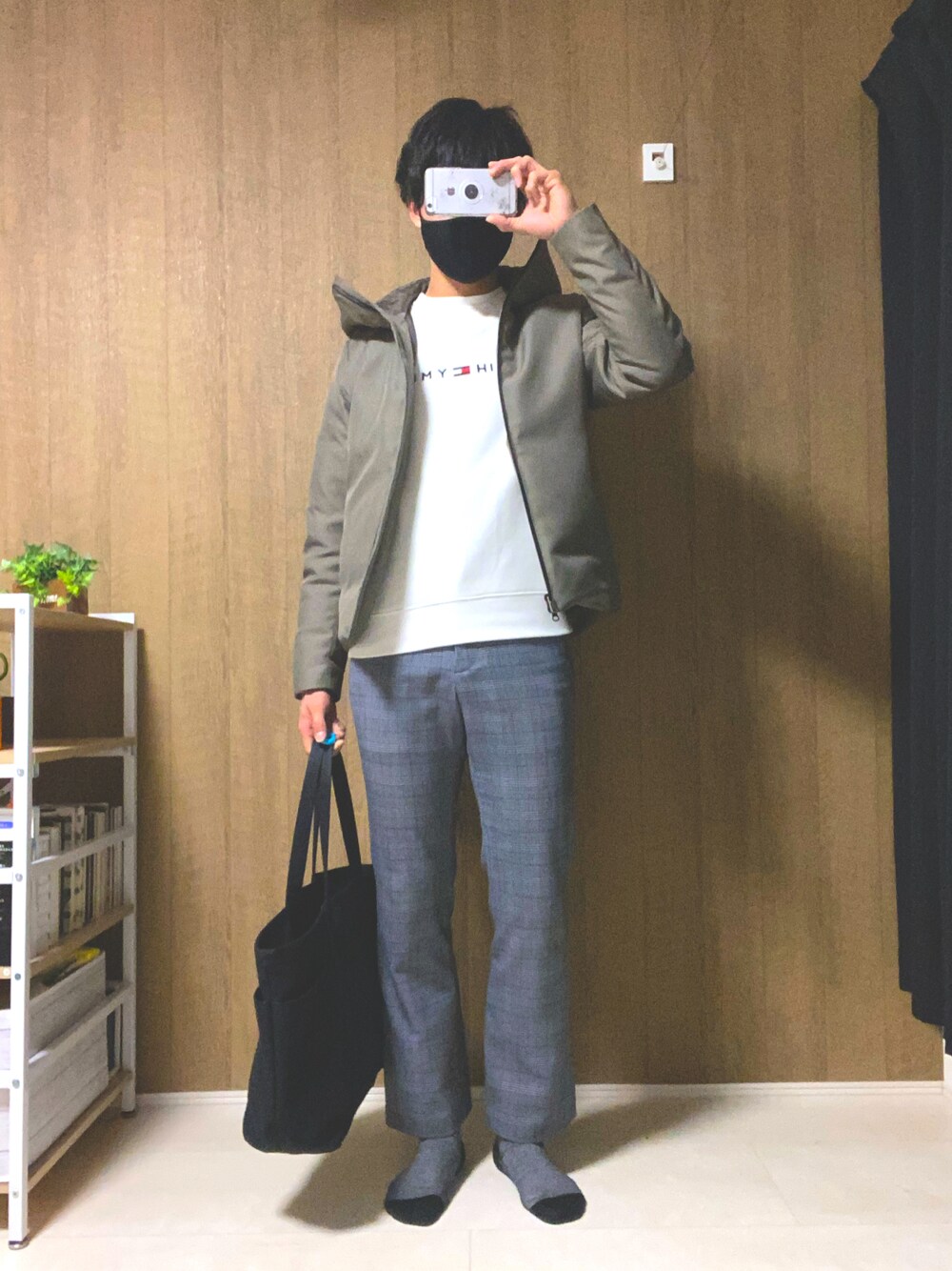 グレー系のその他パンツ、ベージュ系のダウンジャケット/コート、ホワイト系のスウェットを着用したメンズの冬コーディネートの1枚目の写真