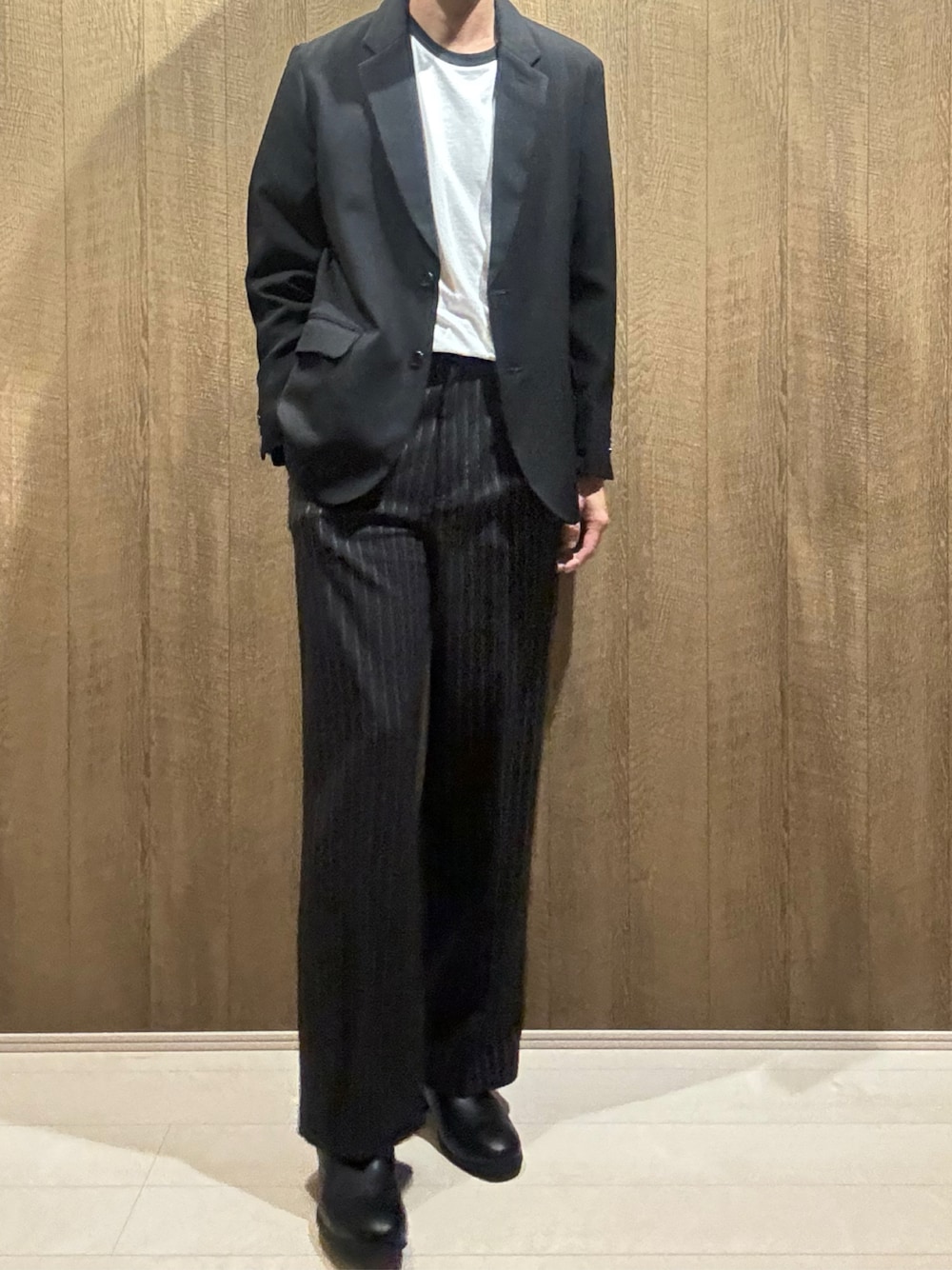 ブラック系のその他パンツ、ブラック系のセットアップ、ホワイト系のTシャツ/カットソーを着用したメンズの秋コーディネートの1枚目の写真