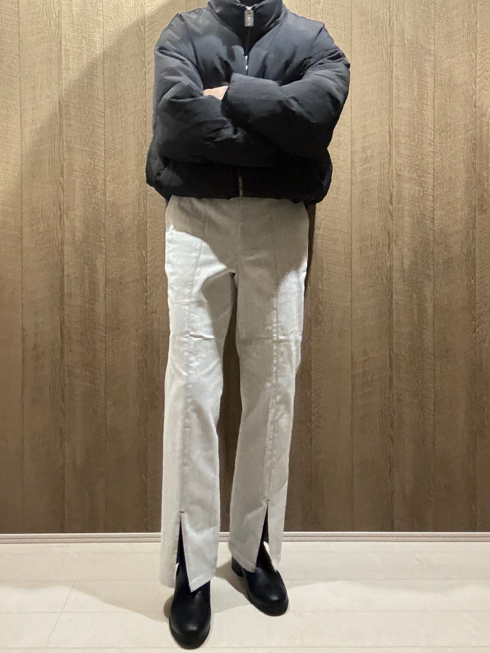 ホワイト系のデニムパンツ、ブラック系のブーツ、ブラック系のダウンジャケット/コートを着用したメンズの冬コーディネートの1枚目の写真