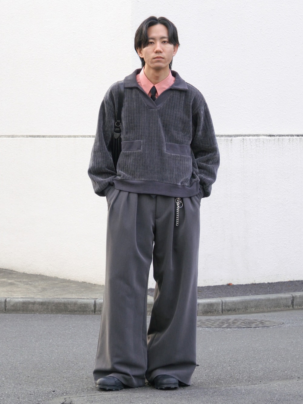 「最近のいい感じコーデ、春コーデ、古着MIX、春色、スラックス、ネクタイ、休日スタイル、デートコーデ、お出かけコーデ、ショルダーバッグ、シンプルコーデ、レイヤードスタイル、カジュアル、ワイドパンツ、低身長コーデ」｜「WYM LIDNMのSLIGHT FLARE DOUBLE CLOTH BAGGY SLACKS（スラックス、グレー系）」を使った、Yuma.さん（メンズ・168cm）の春コーディネートの1枚目の写真