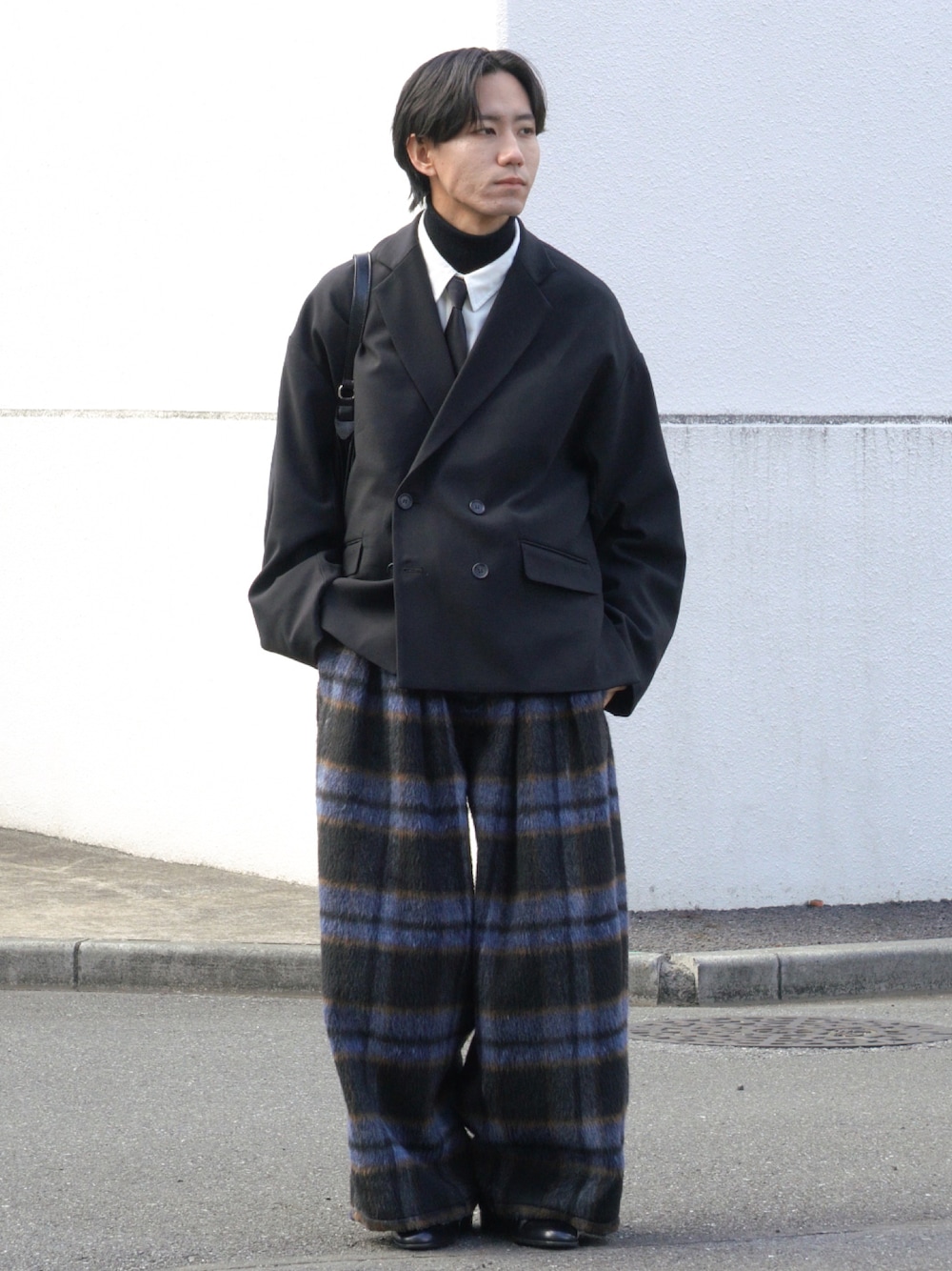 「きれいめカジュアル、カジュアル、カジュアルコーデ、シンプルコーデ、レイヤードスタイル、ショルダーバッグ、ワイドパンツ、春コーデ、古着MIX、大人カジュアル、テーラードジャケット、ジャケット、ネクタイ、休日スタイル、低身長コーデ」｜「Aphlotusのワイドバギーパンツ(メルトン)（その他パンツ、ブルー系）」を使った、Yuma.さん（メンズ・168cm）の春コーディネートの1枚目の写真