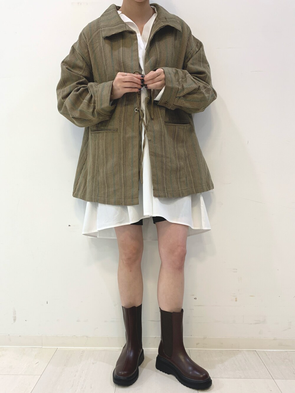 「秋服、オトナカジュアル、ゆるコーデ、今日のコーデ、ブーツスタイル、秋トレンド2021、カジュアル、ブラウン、ストライプ、ジャケット」｜「Kastaneのマルチストライプ紐付きジャケット（ノーカラーコート、ブラウン系）」を使った、なんぼ みなみさん（レディース・165cm）の秋コーディネートの1枚目の写真