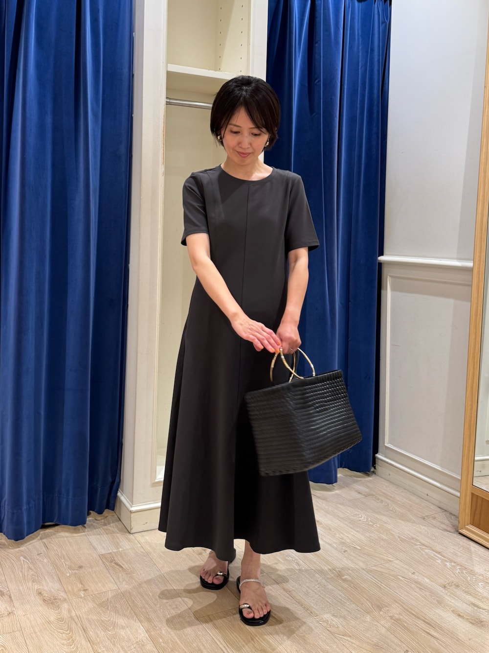 「おでかけコーデ、休日スタイル、モノトーンコーデ、お出かけコーデ、大人コーデ、ワンピースコーデ、ママファッション、155cm」｜「NOLLEY’S Sophiのマルチファンクションフレアワンピース（ワンピース、グレー系）」を使った、suzukumaさん（レディース・155cm）の夏コーディネートの1枚目の写真