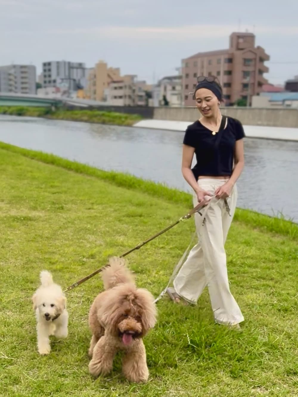 「MOUSSYのアイテム（デニムパンツ、ホワイト系）」を使った、tocotocohomeさん（レディース・171cm）の夏コーディネートの1枚目の写真