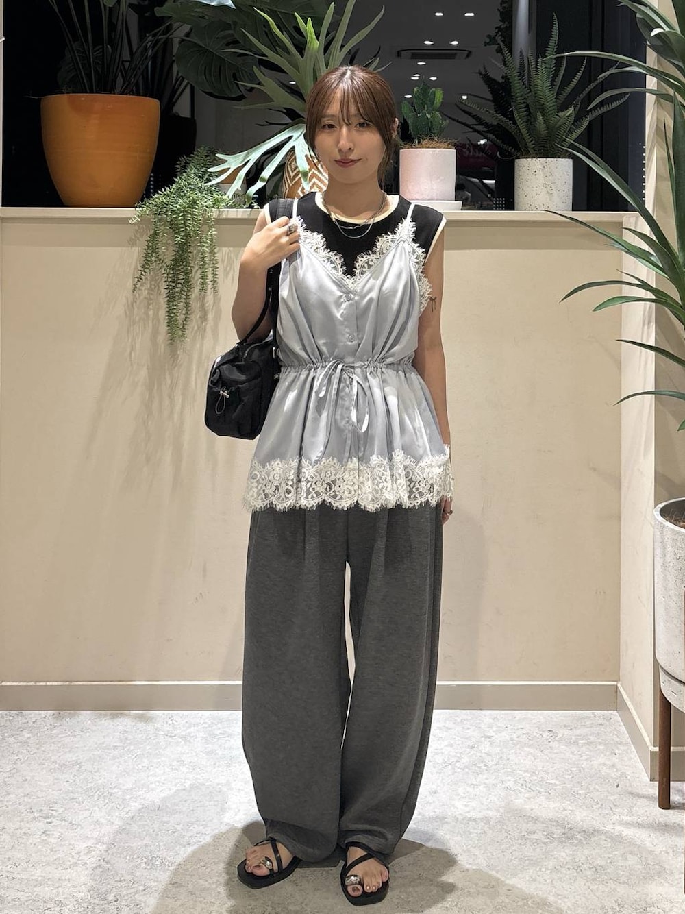 ブルー系のキャミソール、グレー系のスウェットパンツ、ブラック系のタンクトップを着用したレディースの夏コーディネートの1枚目の写真