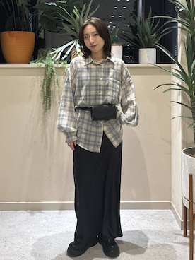 「LOWRYS FARM（ローリーズファーム）のストレッチサテンスカート　 290120（スカート、ブラック系）」を使った、　友合亜さん（レディース・156cm）の春コーディネート