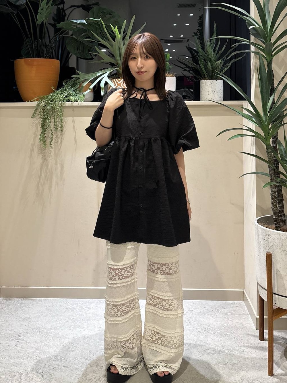 ブラック系のサンダル、ホワイト系のその他パンツ、ブラック系のシャツ/ブラウスを着用したレディースの夏コーディネートの1枚目の写真