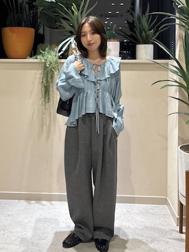 「LOWRYS FARM（ローリーズファーム）のカットイージーコクーンパンツ　292362（スウェットパンツ、グレー系）」を使った、　友合亜さん（レディース・156cm）の春コーディネート