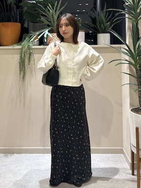 「LOWRYS FARM（ローリーズファーム）のストレッチサテンスカート　 290120（スカート、ブラック系）」を使った、　友合亜さん（レディース・156cm）の春コーディネート
