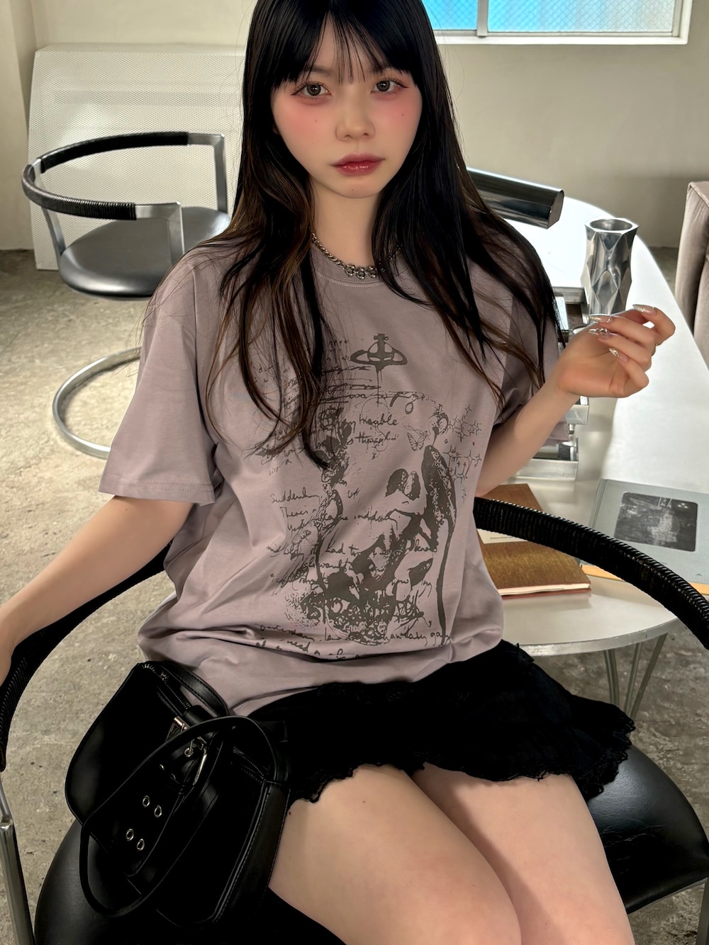「デートコーデ、淡色コーデ、ミニスカート、夏コーデ、韓国ファッション、初夏コーデ、夏ファッション、大人カジュアルコーデ、ラフコーデ、おしゃれさんと繋がりたい、ピンク、スカートスタイル」｜「VQのLoose silhouette graphic Short sleeve T-shirt / ルーズシルエット グラフィック半袖T / しっかりと目の詰まったサラサラした生地が着心地◎（Tシャツ/カットソー、パープル系）」を使った、additionstoreさん（レディース・162cm）の夏コーディネートの1枚目の写真