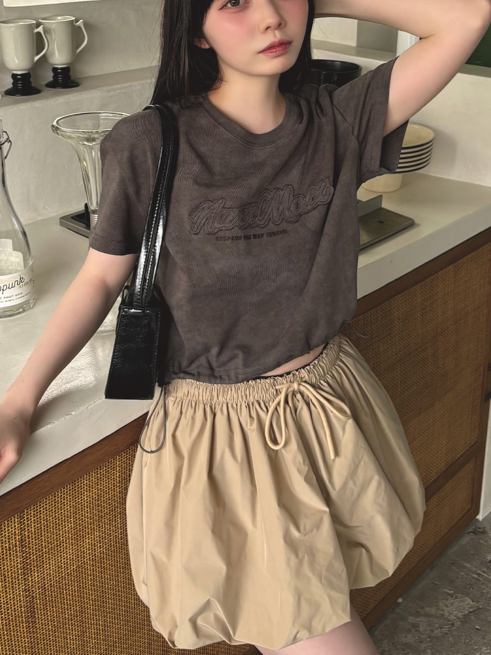 「夏コーデ、韓国ファッション、ロゴT、ミニスカート、夏服コーデ、夏服、Tシャツコーデ、夏だ！Tシャツ着よう！」｜「VQのHem drawstring cropped Applike Short sleeve t-shirt / 裾 ドローコード クロップド アップリケ 半袖Tシャツ / 裾口のドローコードで着丈を調節、Y2Kコーデに◎（Tシャツ/カットソー、グレー系）」を使った、additionstoreさん（レディース・157cm）の夏コーディネートの1枚目の写真