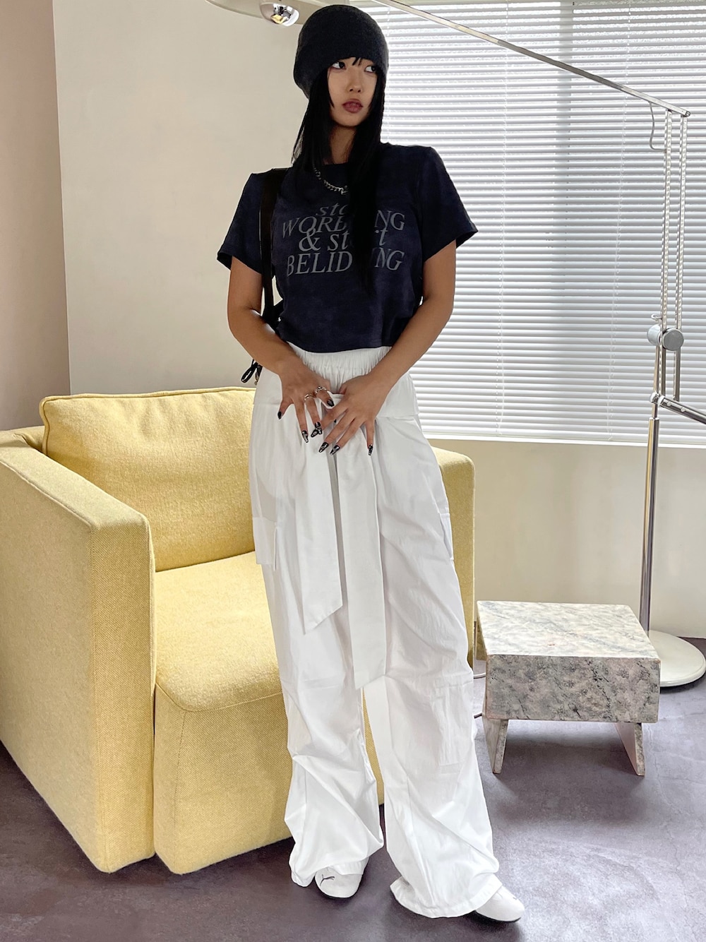 「スポーツミックス、黒Tシャツ、モノトーン、夏コーデ、韓国ファッション、シンプルカジュアル、ラフコーデ、おしゃれさんと繋がりたい、最近のいい感じコーデ」｜「VQのWaist wrap wide cargo pants / シャツ腰巻き風 ワイドカーゴパンツ / ツナギを着ている様にコーデが出来るギミックが◎（カーゴパンツ、ホワイト系）」を使った、additionstoreさん（レディース・160cm）の夏コーディネートの1枚目の写真