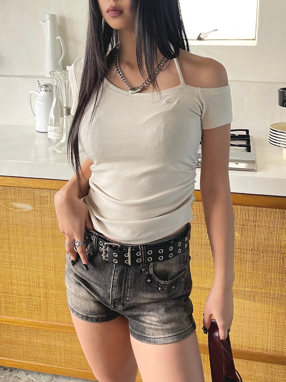 「ショートパンツ、デニム、夏コーデ、韓国ファッション、夏ファッション」｜「VQのStudded denim shorts / スタッズ デニムショートパンツ / ポケット周りのスタッズと加工感が◎ y2k（デニムパンツ、グレー系）」を使った、additionstoreさん（レディース・160cm）の夏コーディネートの1枚目の写真