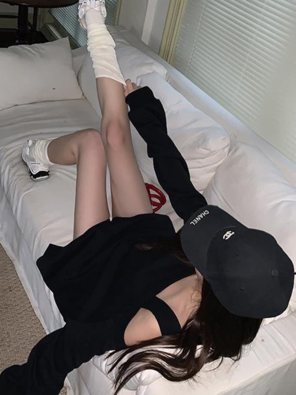 ブラック系のスウェットを着用したレディースの秋コーディネートの1枚目の写真