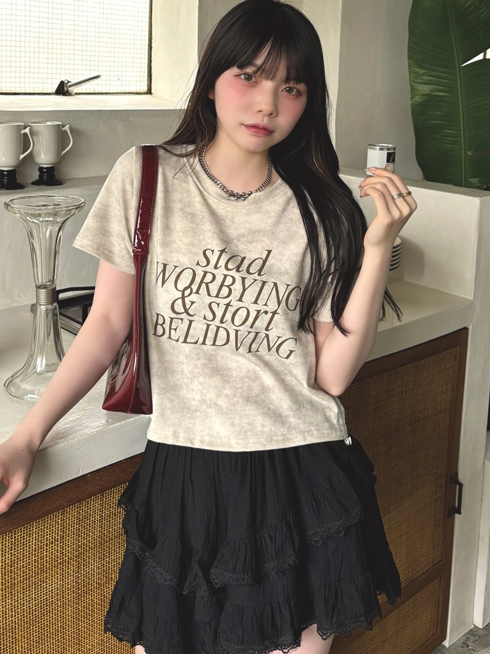 「夏コーデ、韓国ファッション、ロゴT、ミニスカート、夏服コーデ、夏だ！Tシャツ着よう！、ベージュ、レディースファッション」｜「ADDITION STOREの【着丈が調節出来るクロップドT】両サイドがドローコードでクシュクシュかわいい / サイド ドロスト クロップド ロゴプリント 半袖Tシャツ / y2k（Tシャツ/カットソー、ベージュ系）」を使った、additionstoreさん（レディース・157cm）の夏コーディネートの1枚目の写真