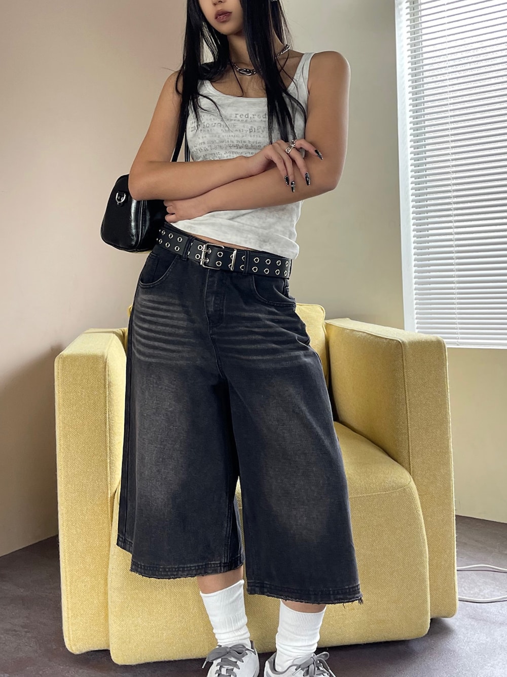 「モノトーン、スポーツミックス、デニム、ショートパンツ、夏コーデ、韓国ファッション、カジュアルスタイル、いいね、save、フォローお願いします🤑、最近のいい感じコーデ」｜「VQのCropped wide baggy denim pants /  ワイドバギー デニム　ショートパンツ(6分丈）（デニムパンツ、ブラック系）」を使った、additionstoreさん（レディース・157cm）の夏コーディネートの1枚目の写真
