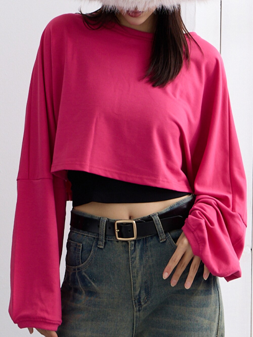 ピンク系のTシャツ/カットソー、ブラック系のタンクトップ、ブルー系のデニムパンツを着用したレディースの秋コーディネートの1枚目の写真