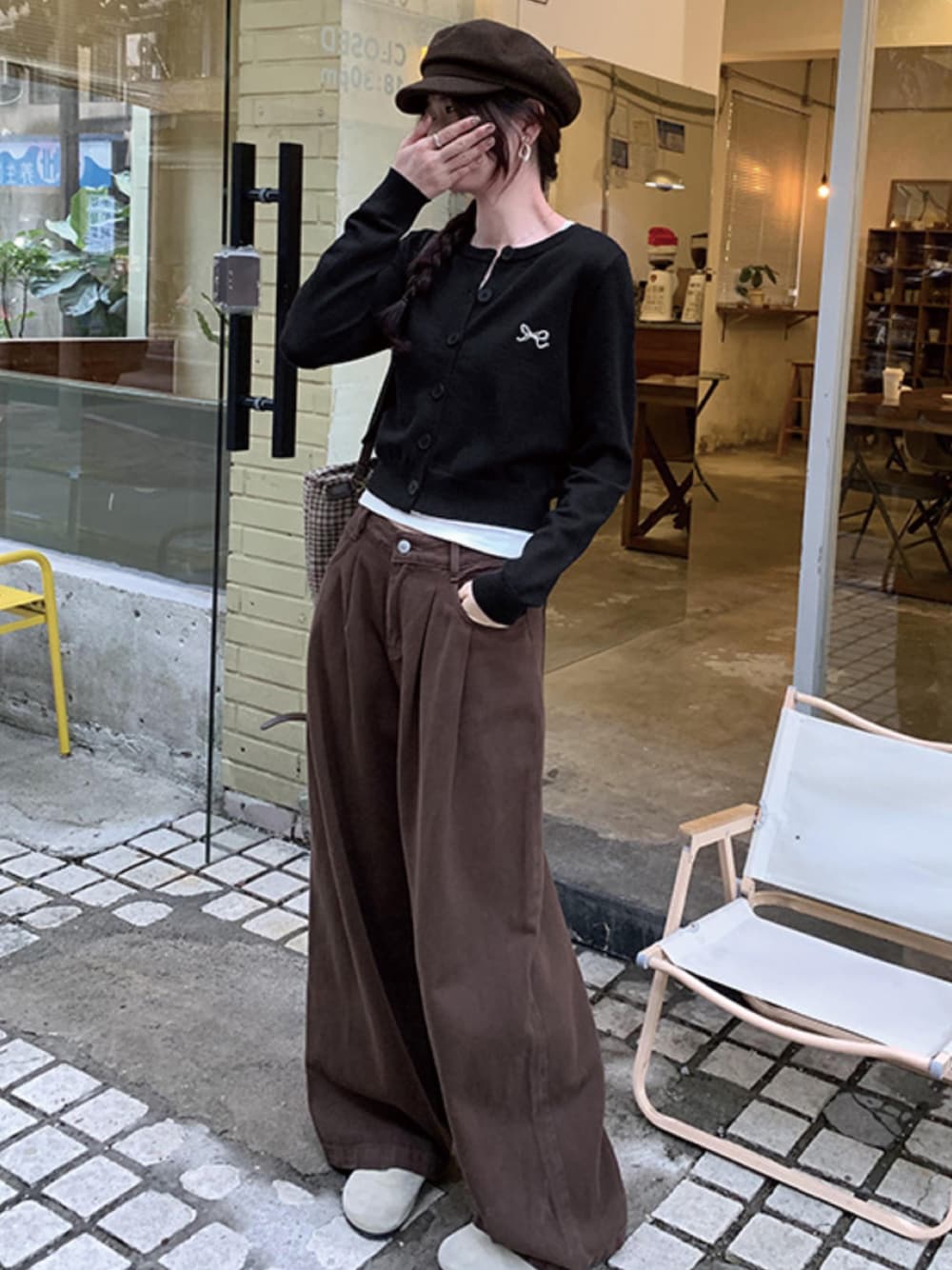 ブラック系のカーディガン/ボレロを着用したレディースの秋コーディネートの1枚目の写真