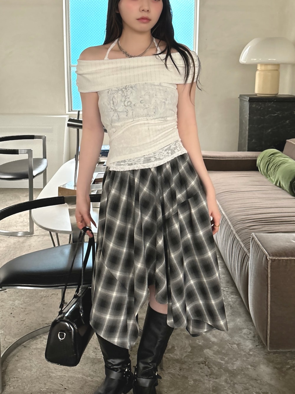 「デートコーデ、夏コーデ、韓国ファッション、大人可愛い、夏服コーデ、スカートコーデ、おしゃれさんと繋がりたい」｜「VQのHem lace Layered Off the shoulder Short sleeve T-shirt / 裾レースレイヤード ホルターネック オフショルダー 半袖T / 裾からチラッと見えるレースが可愛いオフショルダー。（Tシャツ/カットソー、ホワイト系）」を使った、additionstoreさん（レディース・157cm）の夏コーディネートの1枚目の写真