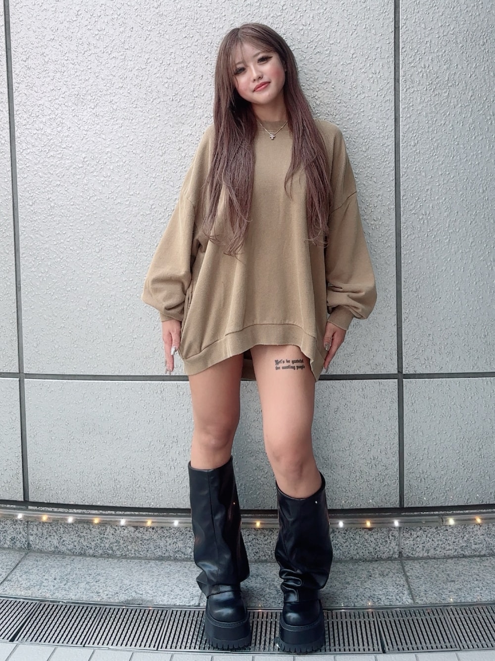 イエロー系のスウェット、ブラック系のその他パンツ、ブラック系のブーツを着用したレディースの夏コーディネートの1枚目の写真