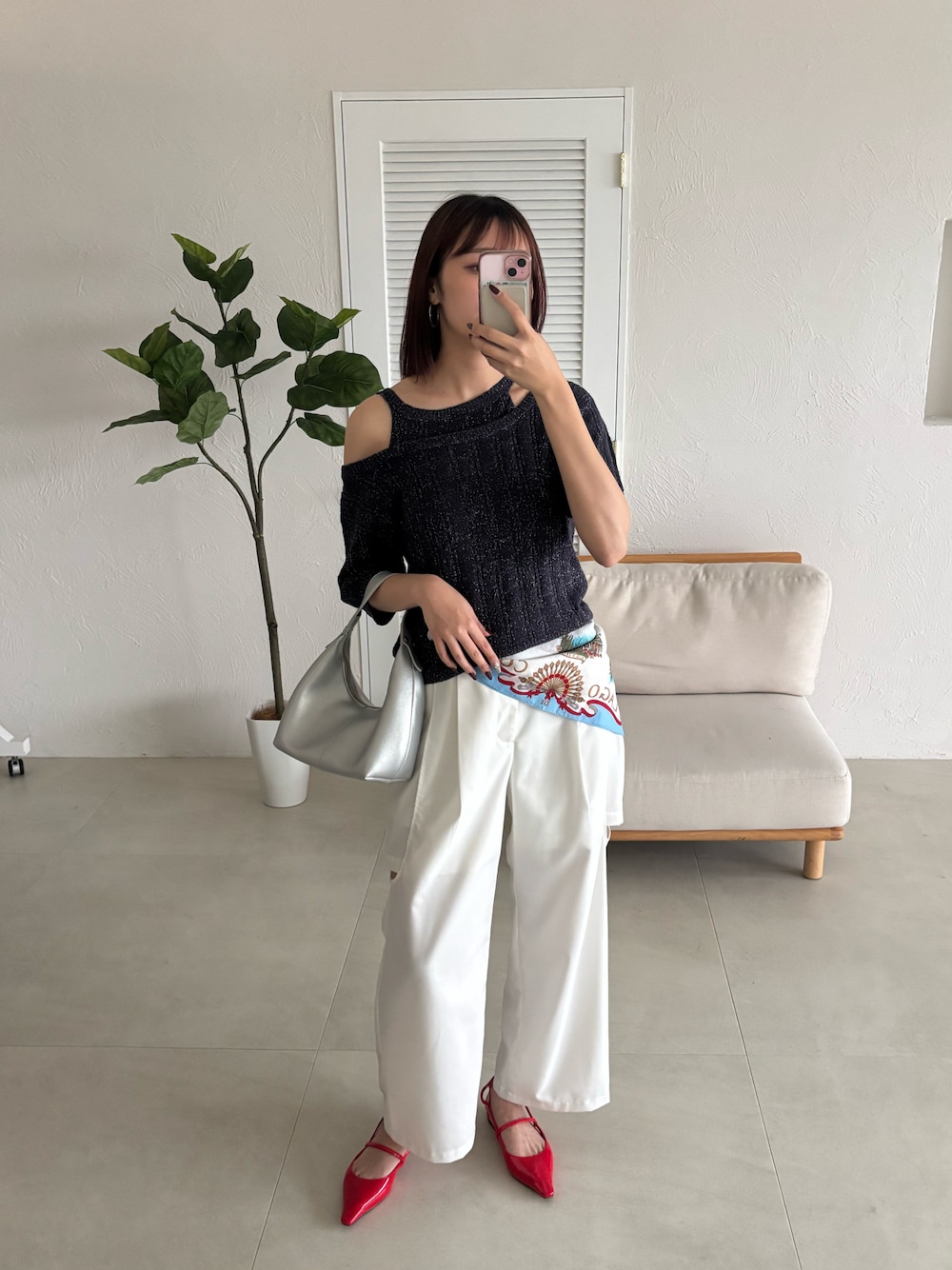 ホワイト系のスラックス、ブルー系のTシャツ/カットソーを着用したレディースの夏コーディネートの1枚目の写真