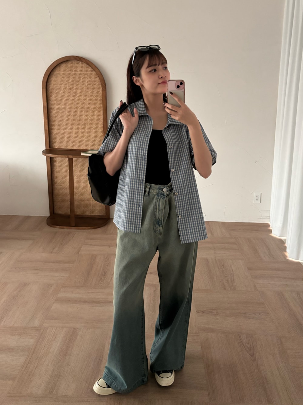 「ONCILYのSEMI-FLARED DENIM PANTS / セミフレアデニムパンツ（デニムパンツ、ブルー系）」を使った、CHIHAさん（レディース・170cm）の春コーディネートの1枚目の写真