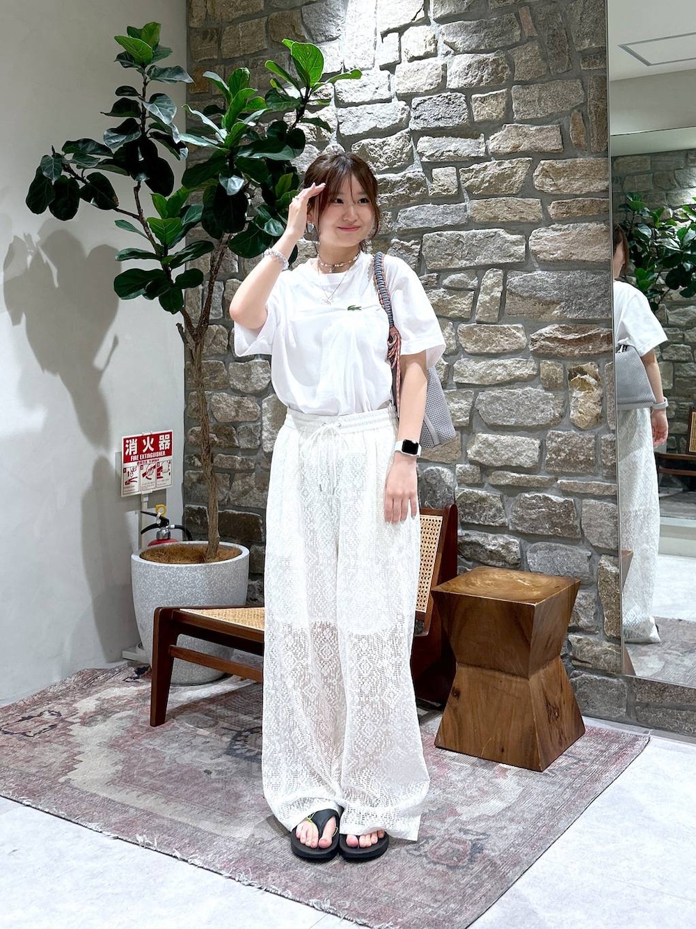 グレー系のハンドバッグ、ホワイト系のその他パンツ、ブラック系のサンダルを着用したレディースの春コーディネートの1枚目の写真