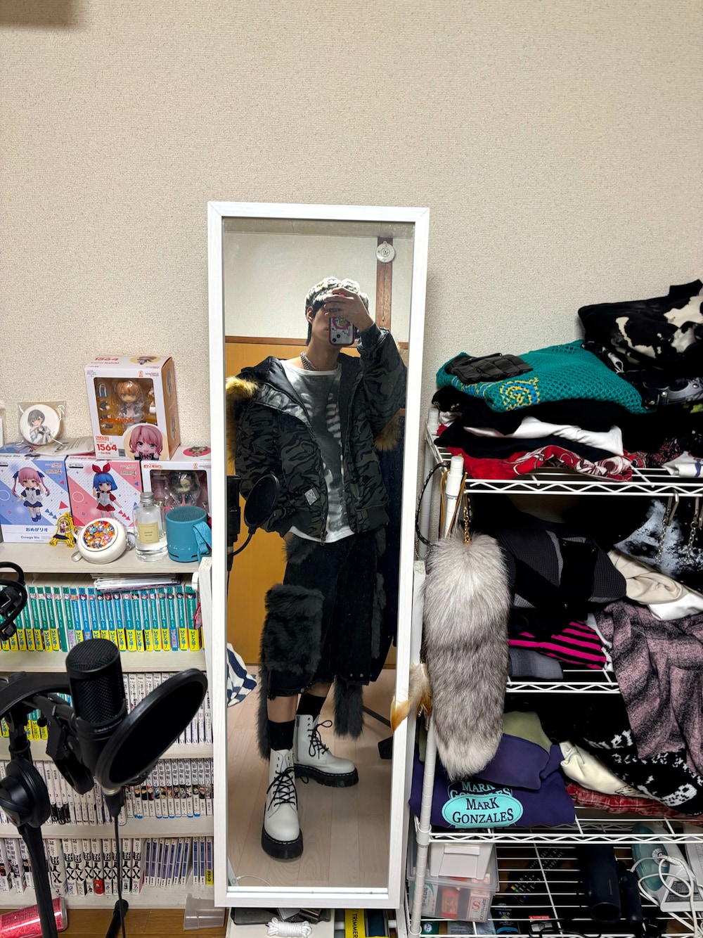 その他のミリタリージャケット、ブラック系のデニムパンツ、ホワイト系のブーツを着用したメンズの冬コーディネートの1枚目の写真