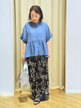 「SHOO・LA・RUE（シューラルー）の【体型カバー/洗濯機可】二の腕とお腹周りが隠せる シアーペプラムブラウス（シャツ/ブラウス、ブルー系）」を使った、world.kumaさん（レディース・154cm）の夏コーディネート