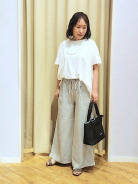 「SHOO・LA・RUE（シューラルー）の【洗濯機可/S-LL】後ろ姿も映える 異素材ドッキングトップス（Tシャツ/カットソー、ホワイト系）」を使った、world.kumaさん（レディース・154cm）の夏コーディネート