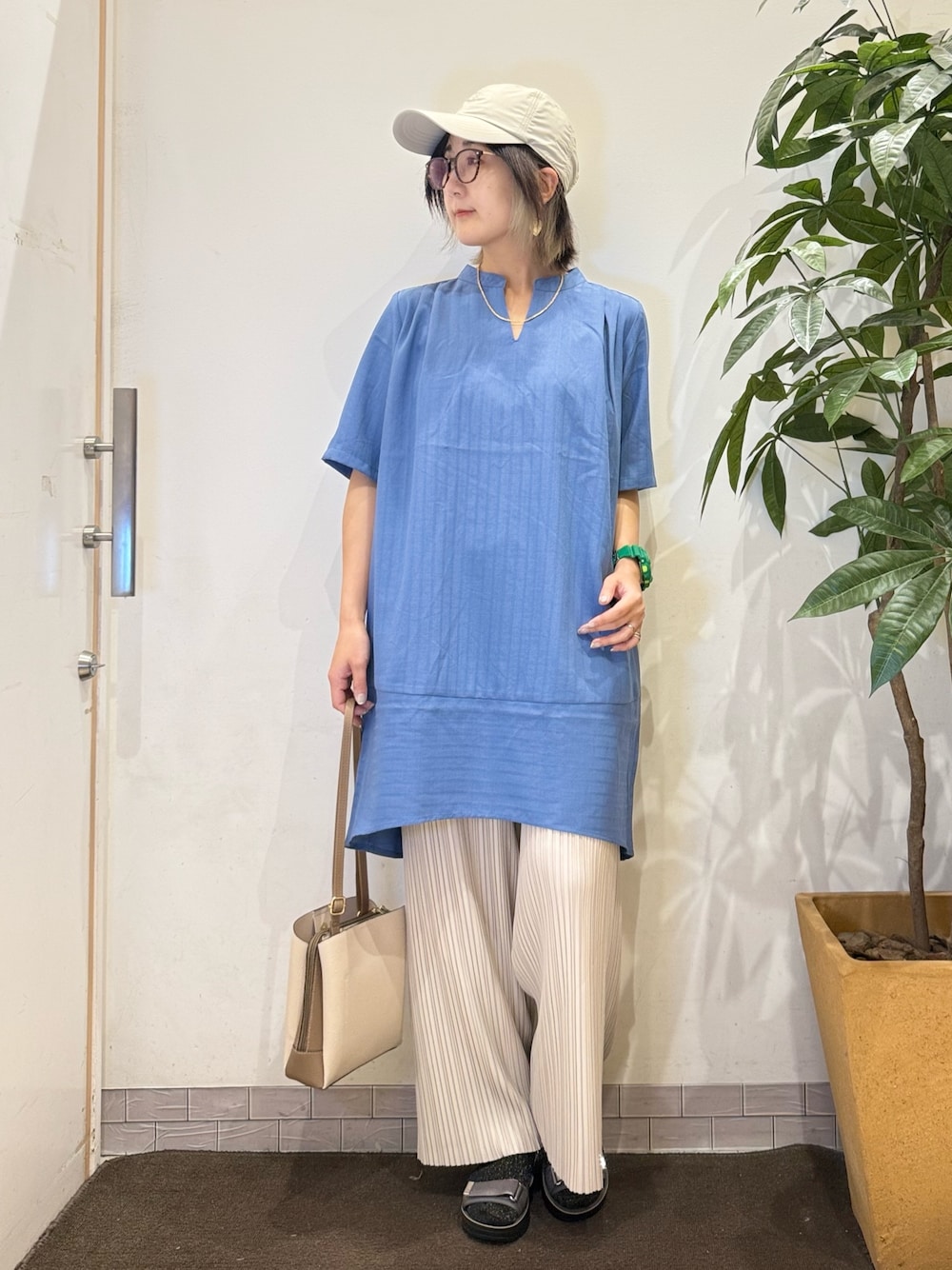 ブルー系のチュニック、ホワイト系のその他パンツ、シルバー系のサンダルを着用したレディースの春コーディネートの1枚目の写真