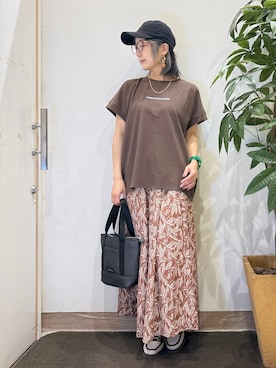 「SHOO・LA・RUE（シューラルー）の【汗じみ防止/ひんやり/S-LL】インせず着られる 刺繍ロゴTシャツ（Tシャツ/カットソー、ブラウン系）」を使った、misakiさん（レディース・157cm）の夏コーディネート