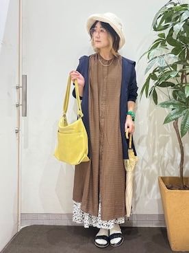 「アイテム（長傘、ベージュ系）」を使った、misakiさん（レディース・157cm）の春コーディネート