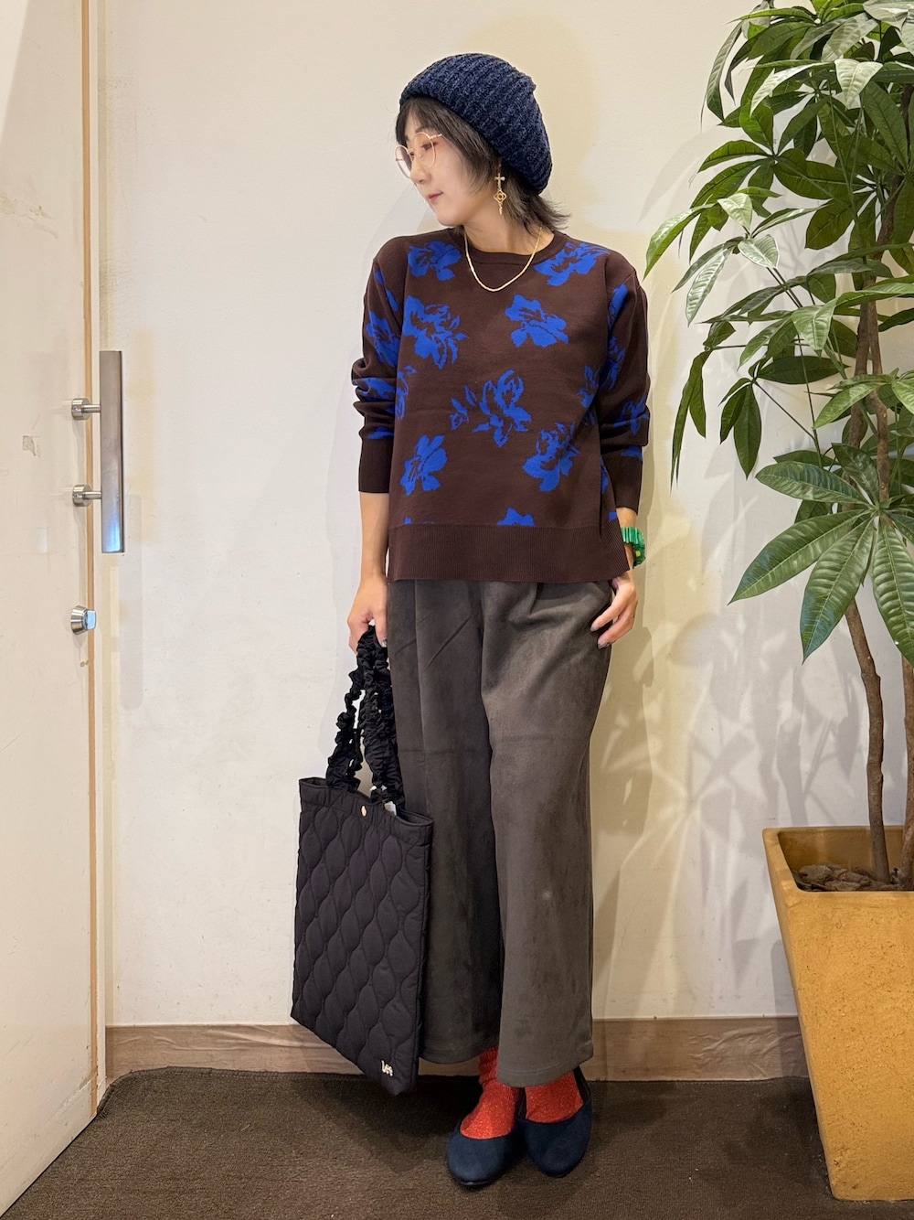 ブラウン系のニット/セーター、グレー系のその他パンツ、ブラック系のトートバッグを着用したレディースの秋コーディネートの1枚目の写真