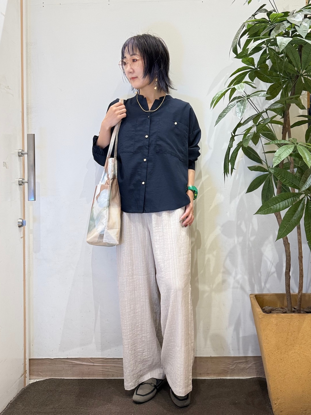 ブルー系のシャツ/ブラウス、ベージュ系のその他パンツ、ブラック系のその他シューズを着用したレディースの夏コーディネートの1枚目の写真
