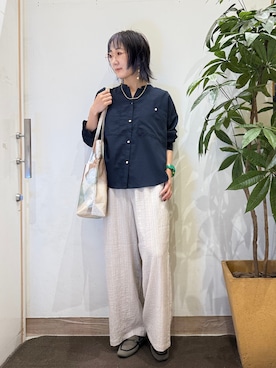 「SHOO・LA・RUE（シューラルー）の【洗濯後しわになりにくい/S-LL】キーネック金ボタンポケットシャツ（シャツ/ブラウス、ブルー系）」を使った、misakiさん（レディース・157cm）の夏コーディネート
