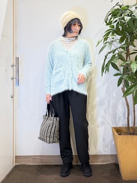 「SHOO・LA・RUE（シューラルー）の【洗濯機可】ふわふわフェザーⅤネックカーディガン（カーディガン/ボレロ、グリーン系）」を使った、misakiさん（レディース・157cm）の秋コーディネート