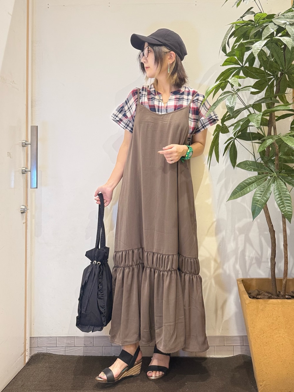 「夏ルックで気分アップ、オトナカジュアル、シンプルスタイル、夏服コーデ、今日のコーデ、大人女子、シャツ好き集まれ、大人ファッション、シンプルカジュアル、40代ファッション、40代、40代女性、40代コーデ」｜「DRESKIPの【ひんやり】シャーリングがアクセントに 大人のデザインキャミワンピース（ワンピース、ブラウン系）」を使った、misakiさん（骨格ウェーブ・レディース・157cm）の夏コーディネートの1枚目の写真