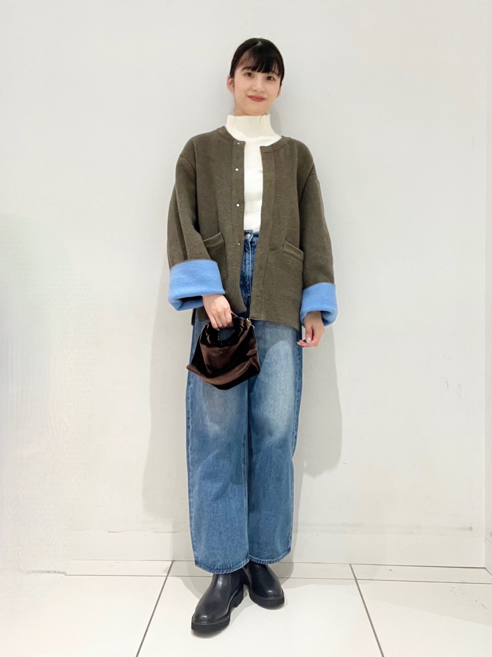 「骨格ストレート、高身長コーデ、イエベ春、ワイドパンツ、ワイドデニム、脚長効果、ゆったりコーデ、アウター、あたたかい、カジュアル、ニット、インナー、お出かけコーデ、旅行、センスオブプレイス」｜「SENSE OF PLACE by URBAN RESEARCHのベロアバッグ（ハンドバッグ、ブラウン系）」を使った、Lisaさん（レディース・168cm）の秋コーディネートの1枚目の写真