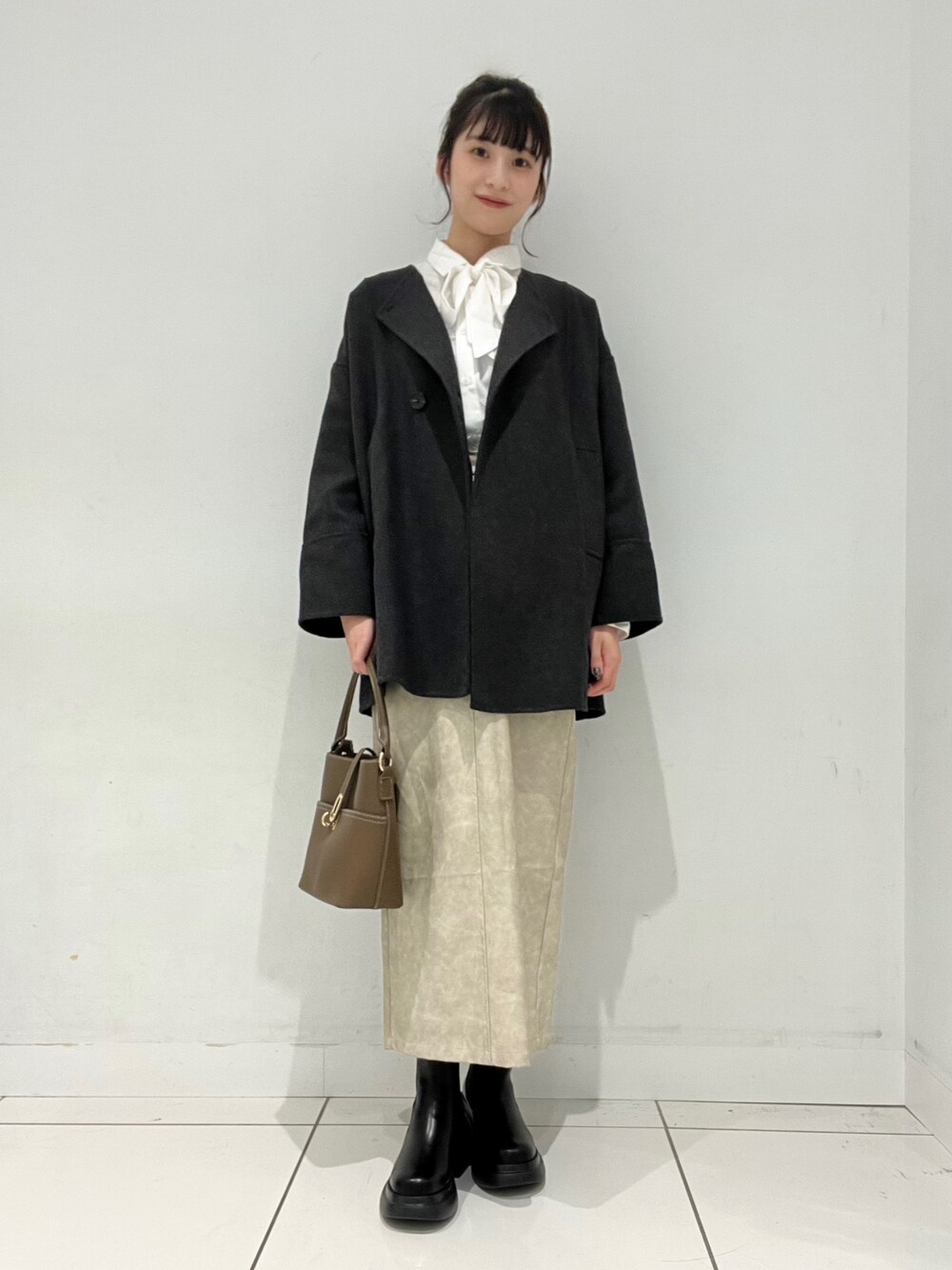 「骨格ストレート、イエベ春、高身長コーデ、アウター、ミドルコート、ブーツコーデ、冬アウター、ブラウス、ヴィンテージ、タイトスカート、ホリデーデートコーデ、デートコーデ、旅行コーデ、おでかけコーデ、センスオブプレイス」｜「SENSE OF PLACE by URBAN RESEARCHの『柴田ひかりさん着用』『消臭』サイドゴアボリュームソールブーツ（ブーツ、ブラック系）」を使った、Lisaさん（レディース・168cm）の秋コーディネートの1枚目の写真