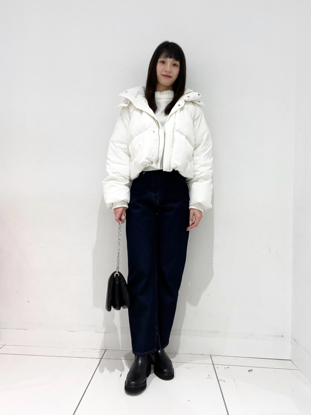 「骨格ストレート、高身長コーデ、イエベ春、ハイウエスト、ストレートデニム、デニム、セーター、クルーネック、ゆったり、ダウン、ショートダウン、アウター、アウターコーデ、センスオブプレイス」｜「SENSE OF PLACE by URBAN RESEARCHのトラックソールサイドゴアブーツ（ブーツ、ブラック系）」を使った、Lisaさん（レディース・168cm）の冬コーディネートの1枚目の写真