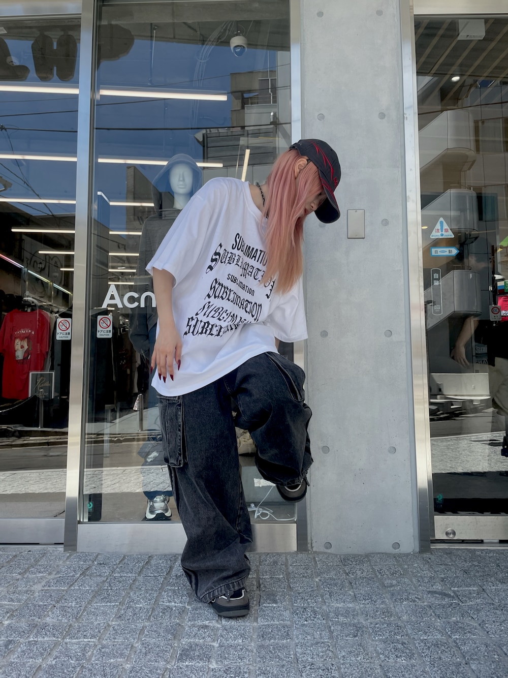 ホワイト系のTシャツ/カットソー、ブラック系のデニムパンツを着用したレディースの夏コーディネートの1枚目の写真