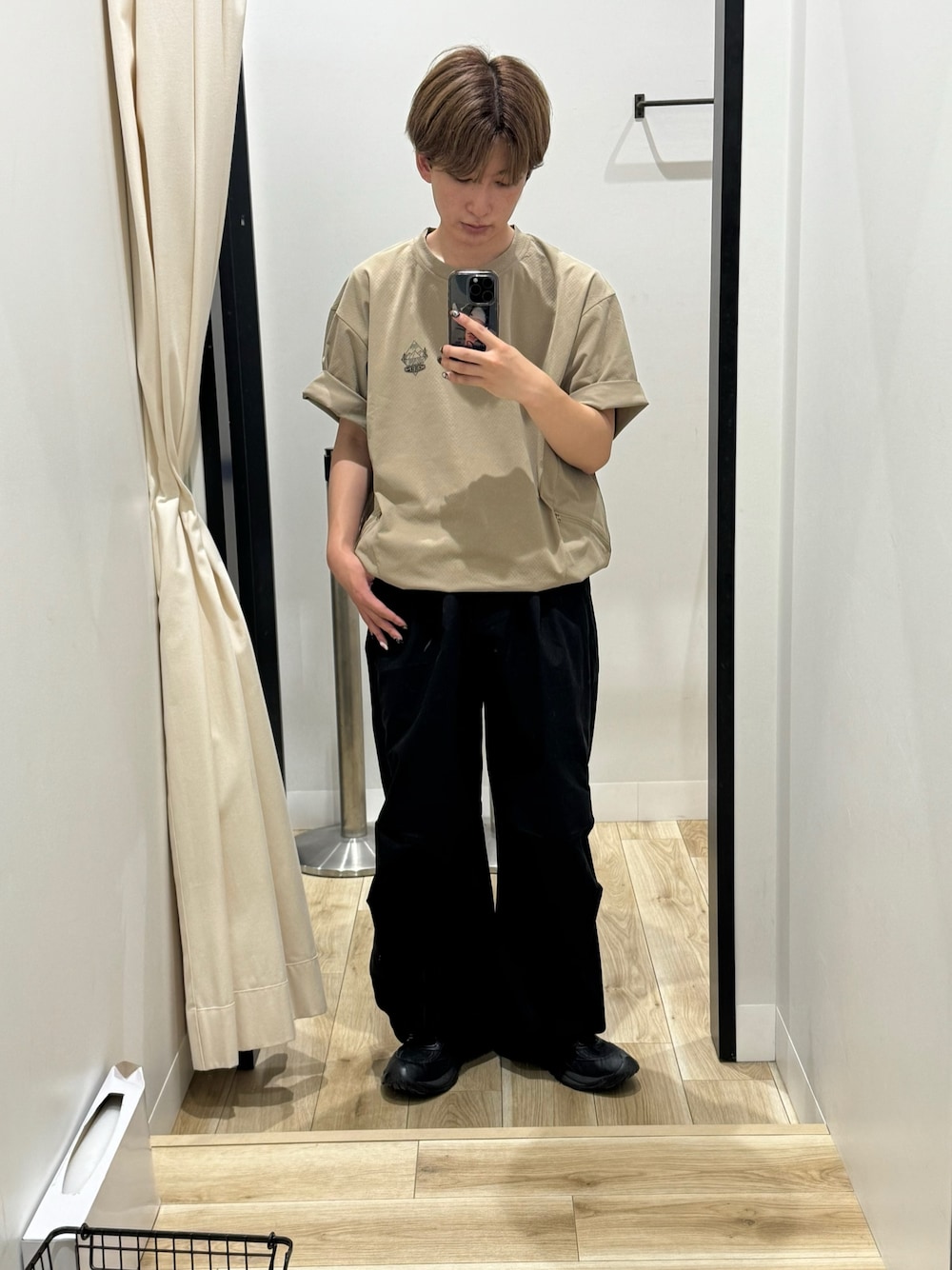 ブラウン系のTシャツ/カットソー、ブラック系のその他パンツを着用したメンズの夏コーディネートの1枚目の写真