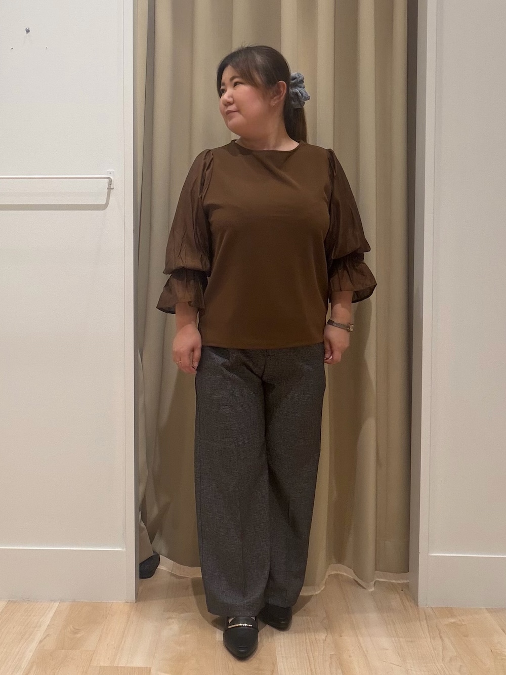 ブラウン系のTシャツ/カットソー、ブラック系のその他パンツ、ブラック系のパンプスを着用したレディースの秋コーディネートの1枚目の写真